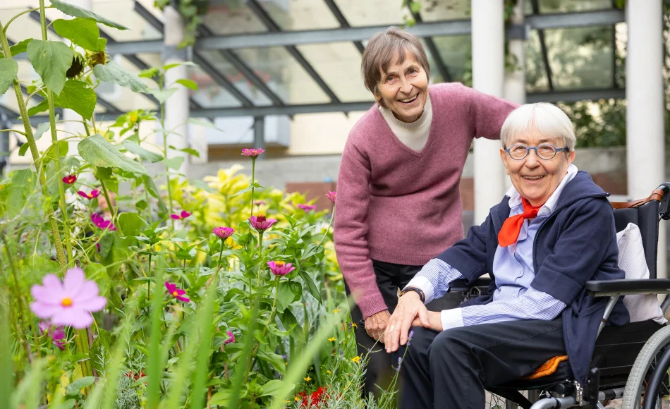 Bewohnerin im Garten mit Besuch