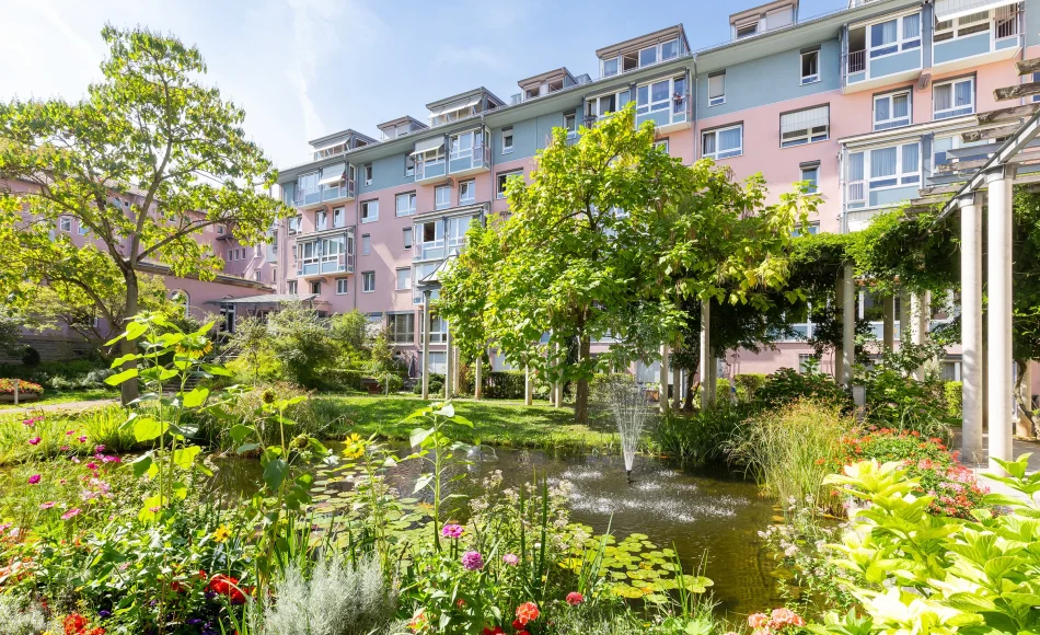 Gartenanlage und Gebäude