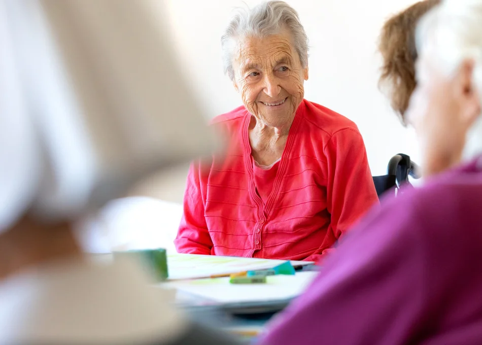 Bewohner:innen der Altenpflege unterhalten sich