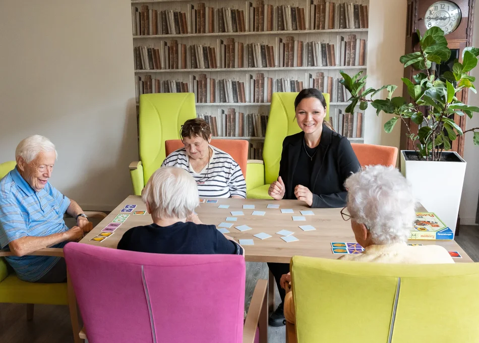 Ältere Menschen beim Memoryspiel