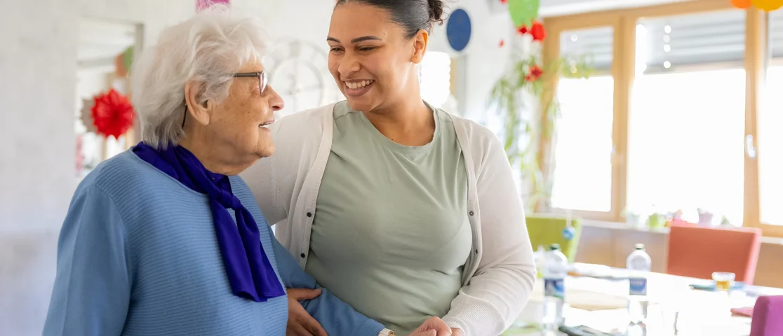 Bewohnerin mit Pflegerin