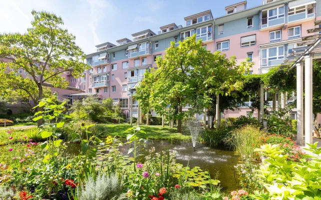 Gartenanlage und Gebäude