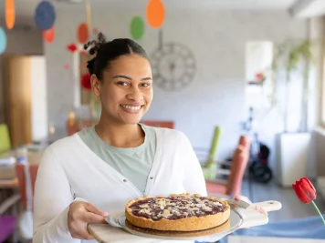 Pflegerin mit Kuchen