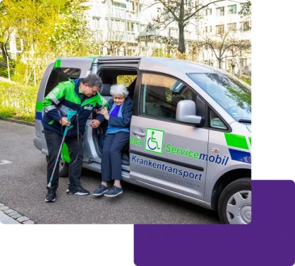 Fahrer hilft einer alten Frau aus dem Auto